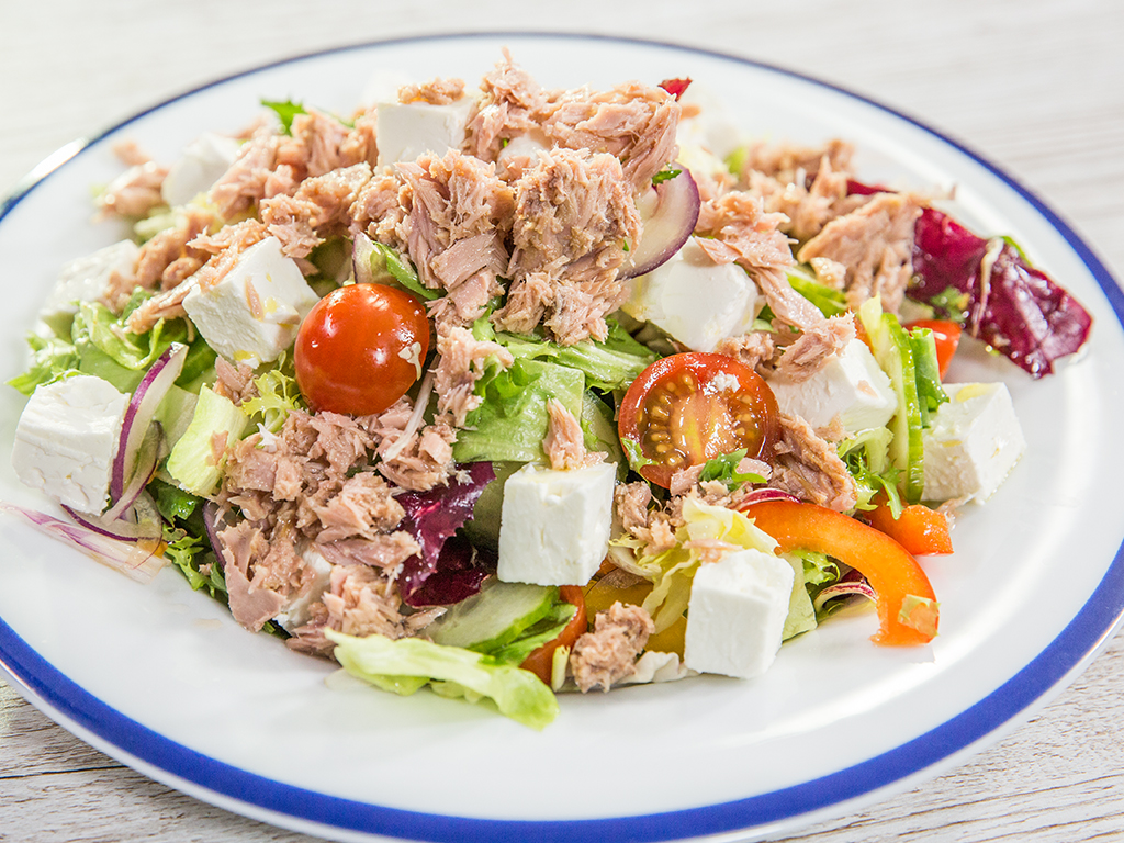 Salad cá ngừ chứa nhiều protein và axit béo omega-3