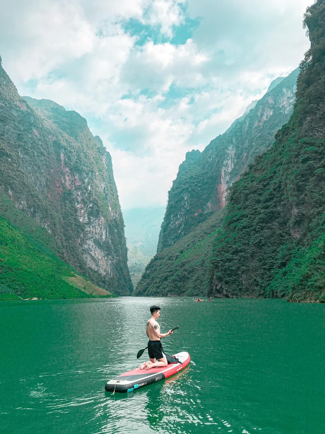 Trải nghiệm chèo thuyền kayak trên dòng sông Nho Quế xanh như ngọc
