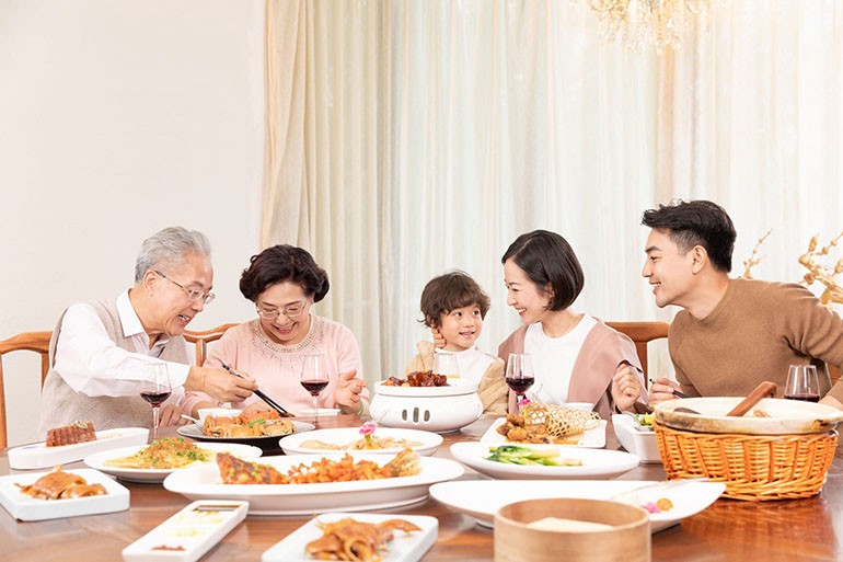 Bữa cơm gia đình đầy đủ các thành viên luôn là niềm hạnh phúc