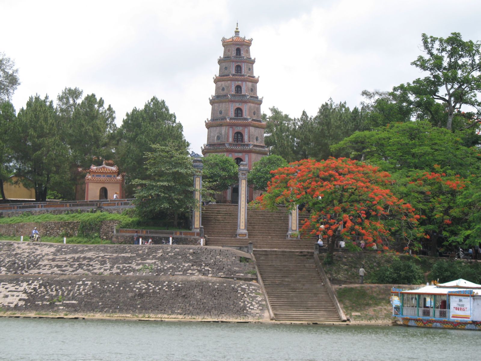 Du khách có thể thưởng lãm cả cảnh quan phong cảnh và kiến trúc truyền thống điển hình của chùa Huế