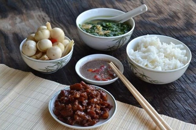 Rau muống và cà là 2 món ăn đặc trưng của vùng quê Việt