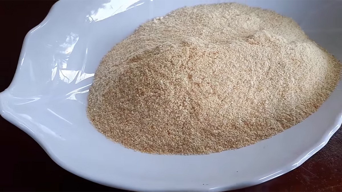 Rang gạo trước khi nấu