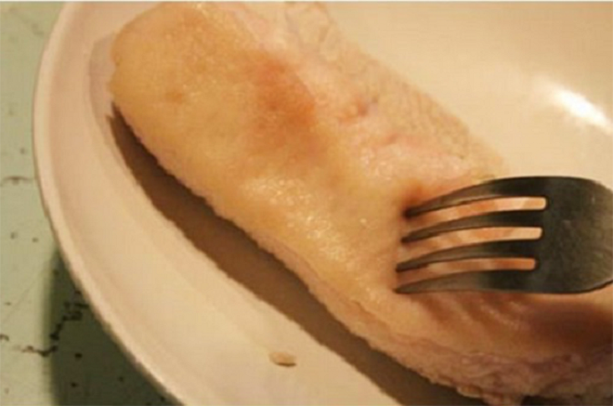 Sử dụng dĩa châm vào thịt trước khi ướp
