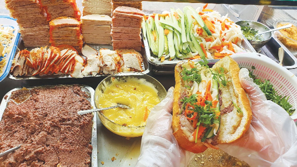 Bánh mì là một trong những món ăn đường phố quen thuộc của ẩm thực Việt Nam