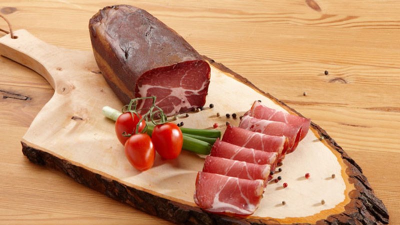 Có nhiều cách đơn giản để bảo quản thịt xông khói không mất hương vị thơm ngon