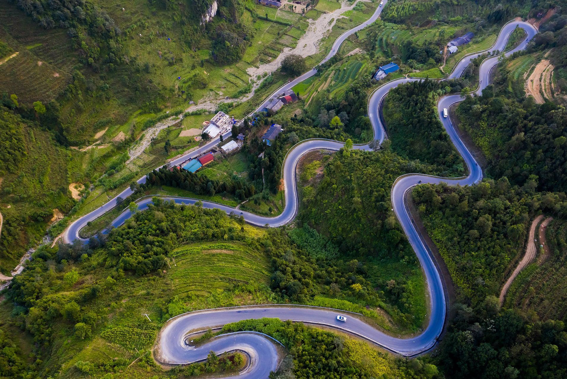 Bạn hãy lái xe máy qua những đường đèo hiểm trở tại vùng đất Hà Giang