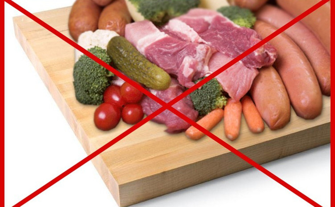 Bạn không nên sử dụng chung thớt khi thái thịt, rau sống và đồ chín