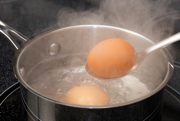 Không nên đun sôi trứng quá lâu, vì sẽ dễ xảy ra các phản ứng hóa học bên trong trứng