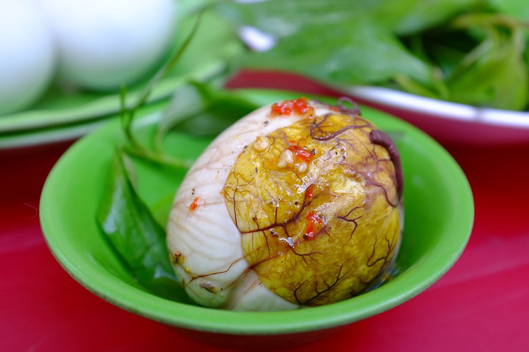 Đặc sản của người Việt nhưng khiến khách Tây "sợ hãi" là trứng vịt lộn
