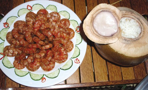 Cơm dừa thường được ăn kèm tôm rang